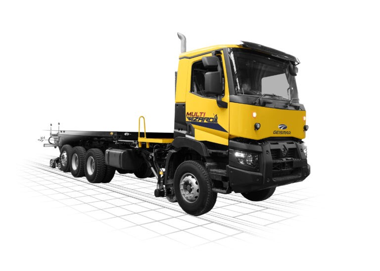 Vu en biais du camion rail-route porte-outils modulaire Geismar Multi Wizard V2R U-1040 PM à grande capacité
