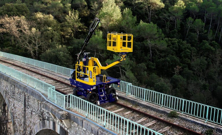 Photo aérienne de l'Engin de Maintenance Modulaire Activion EMMA sur un viaduc avec nacelle déployée