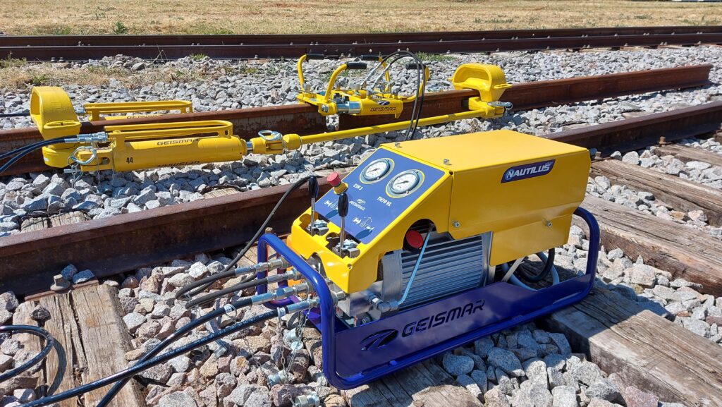 Groupe hydraulique sur batterie Nautilus avec tendeur de rails et ébavureuse